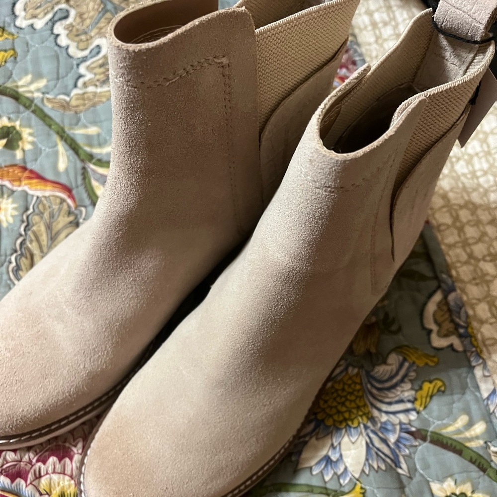 Dolce Vita 100% waterproof boots NEW with tags. Size 8. Super cute!!